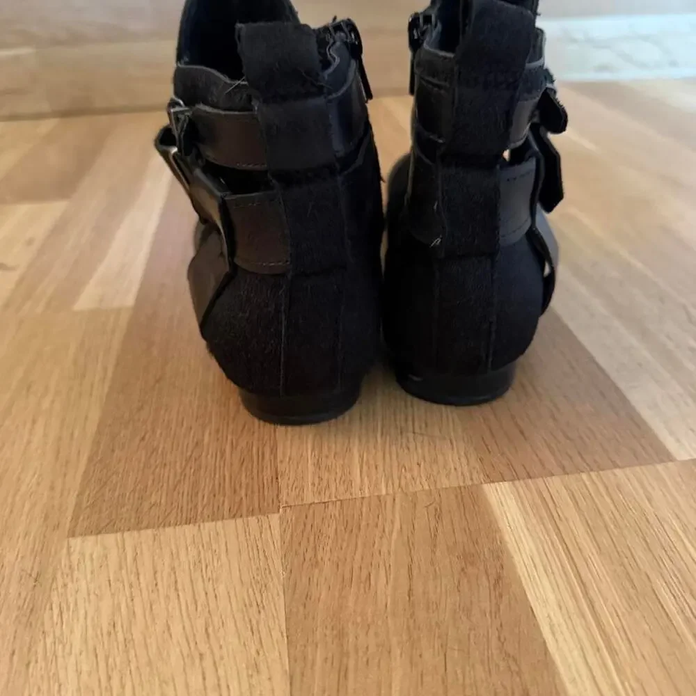 Black leather and haircalf ankle